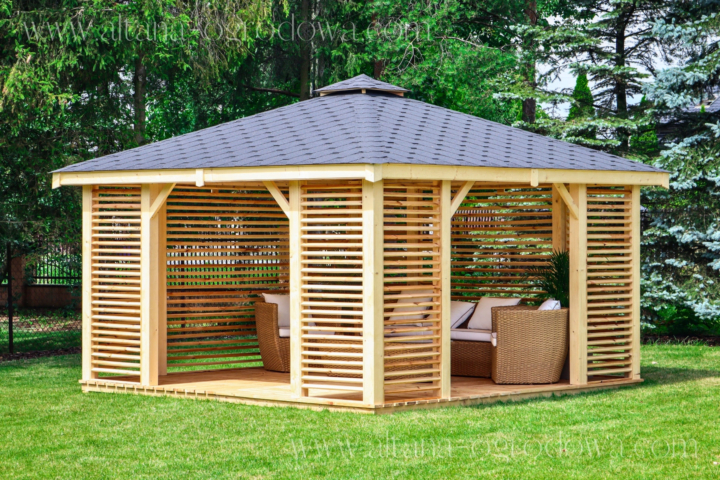 Drewniana altana ogrodowa 4x7 m, drewno certyfikowane C24 i KVH, dwie zabudowane ściany, dach gontowy – altana-ogrodowa.com