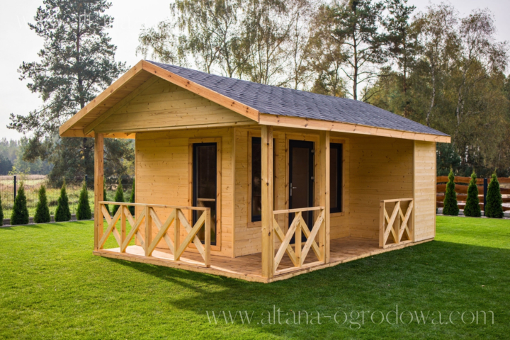 Drewniany domek letniskowy 24 m² z dwuspadowym dachem, przeszklonymi drzwiami i ozdobną balustradą na werandzie