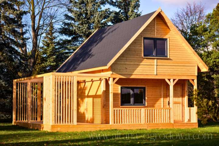 Drewniany domek letniskowy 35 m² z tarasem i nowoczesną pergolą, wykonany z drewna C24 i KVH