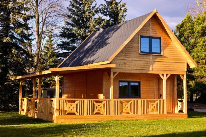 Drewniany domek letniskowy 35 m² z dużym tarasem, wykonany z drewna konstrukcyjnego C24 i KVH