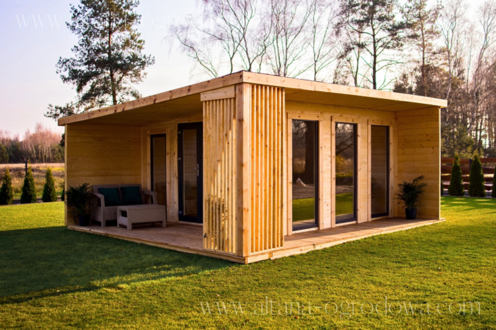 Domek letniskowy z drewna 30 m² z dużymi przeszklonymi oknami i drzwiami oraz tarasem – model Altana-Ogrodowa.com.