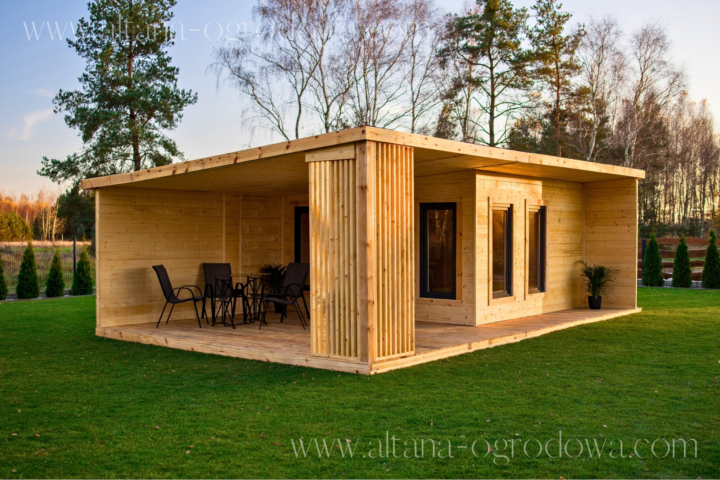 Nowoczesny domek letniskowy z drewna o powierzchni 40 m² z przeszklonymi oknami, zadaszonym tarasem i eleganckim wykończeniem – Altana-Ogrodowa.com.