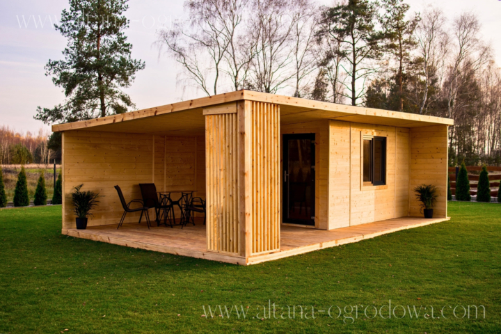 Drewniany domek letniskowy 40 m² z przeszklonymi drzwiami, dużymi oknami i zadaszonym tarasem.