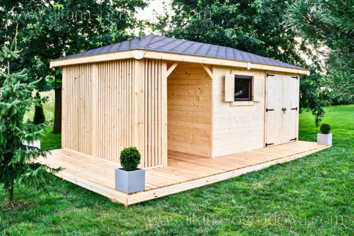 Domek ogrodowy z drewna 24m² z podwójnymi drzwiami i pojedynczym oknem z okiennicą, wykonany z drewna KVH i klasy C24.
