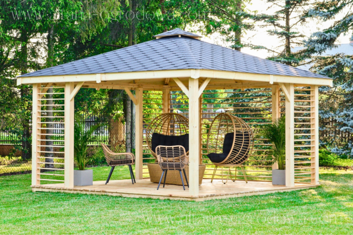 Drewniana altana ogrodowa 16 m² z poziomymi ażurowymi ściankami i stylowymi meblami – altana-ogrodowa.com