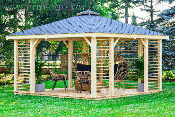 Duża drewniana altana ogrodowa 15 m² z poziomymi kratkami ażurowymi i eleganckimi meblami – altana-ogrodowa.com