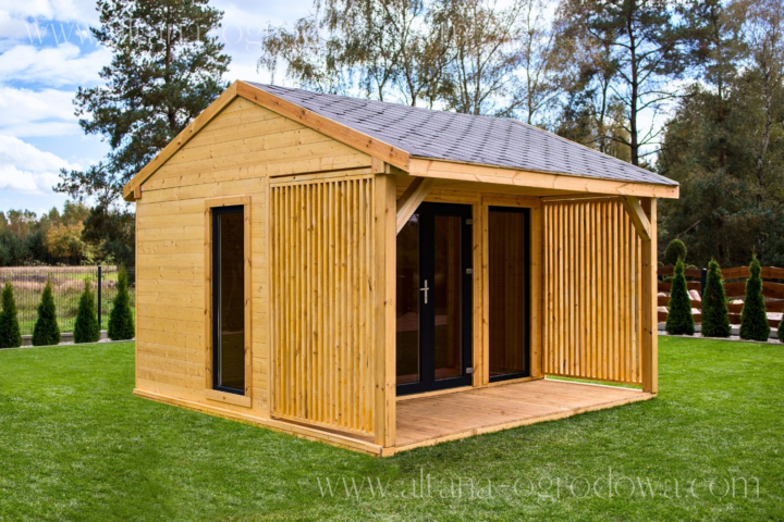 Drewniany domek letniskowy 16 m² z dwuspadowym dachem, przeszklonymi drzwiami i pionowymi lamelami.