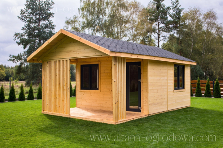 Drewniany domek letniskowy 24 m² z dwuspadowym dachem i werandą z pionowymi lamelami.