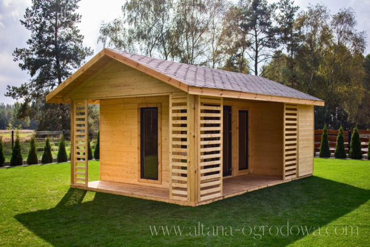 Drewniany domek letniskowy 24 m² z dwuspadowym dachem, przeszkleniami i zadaszoną werandą z ażurowymi ściankami