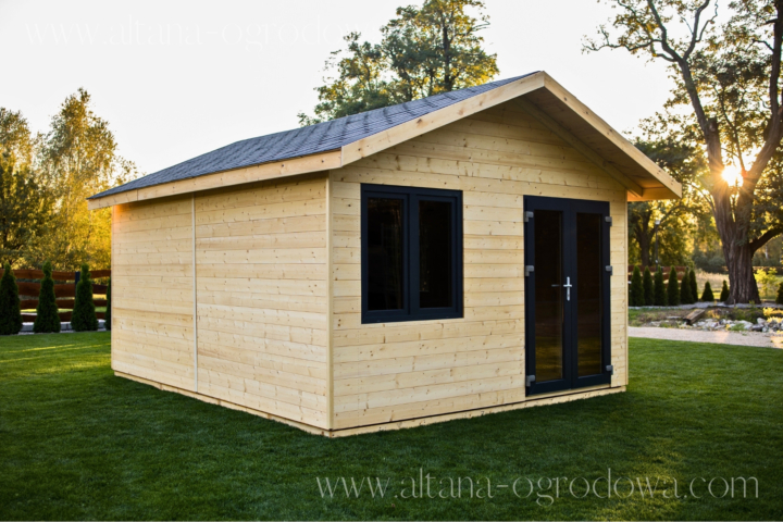 Drewniany domek letniskowy 16 m² z dwuspadowym dachem i nowoczesnymi, ciemnymi przeszkleniami