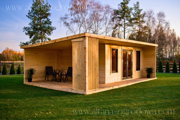 Nowoczesny drewniany domek letniskowy 35 m² z dużymi oknami i przeszklonymi drzwiami oraz zadaszonym tarasem – Altana-Ogrodowa.com.