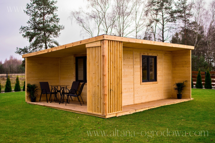 Drewniany domek letniskowy 30 m² z werandą i przeszklonymi oknami – model od Altana-Ogrodowa.com.