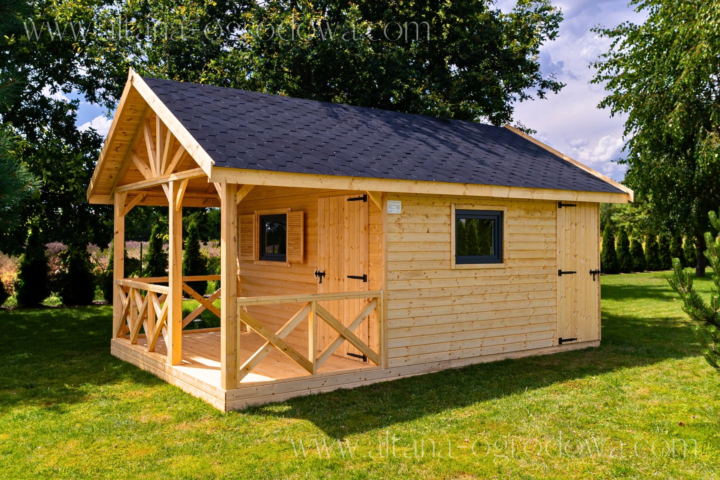 Drewniany domek ogrodowy 18 m² z werandą i dachem z gontu bitumicznego – Altana-Ogrodowa.com