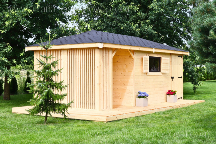 Drewniany domek ogrodowy 18m² z zabudowaną altaną i oknem, wykonany z drewna konstrukcyjnego klasy C24.