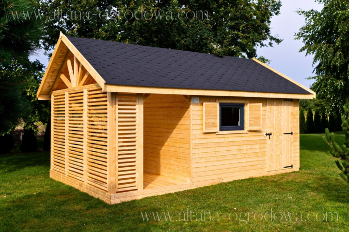 Drewniany domek ogrodowy 24 m² z dwuspadowym dachem i zabudowanym tarasem – Altana-Ogrodowa.com