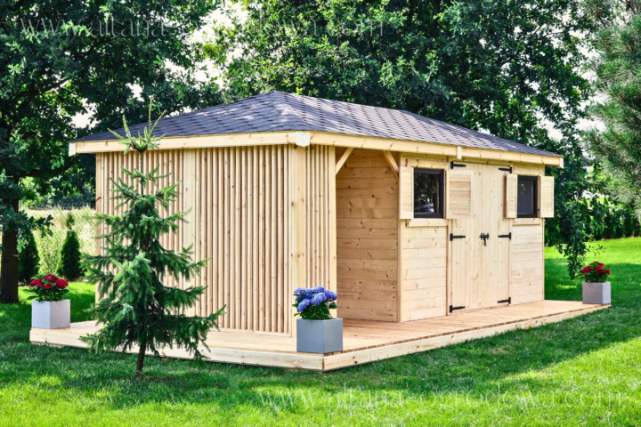 Drewniany domek ogrodowy 24m² z podwójnymi drzwiami i oknami z okiennicami, wykonany z drewna konstrukcyjnego C24 i KVH.