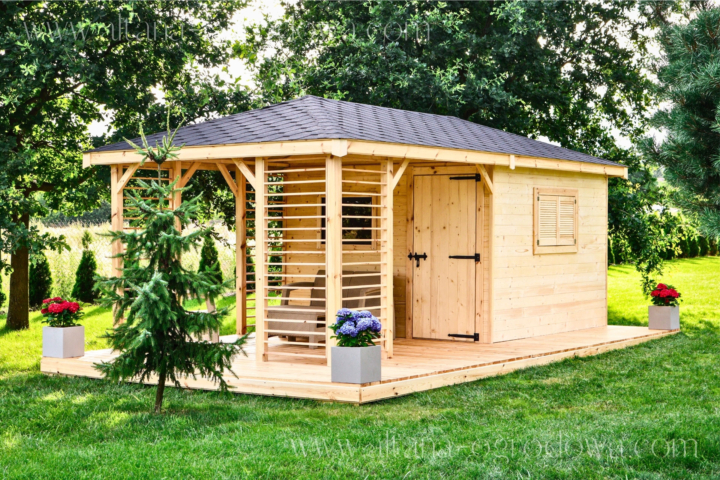 Drewniany domek ogrodowy 24m² z lamelową altaną frontową, wykonany z drewna konstrukcyjnego KVH i C24.
