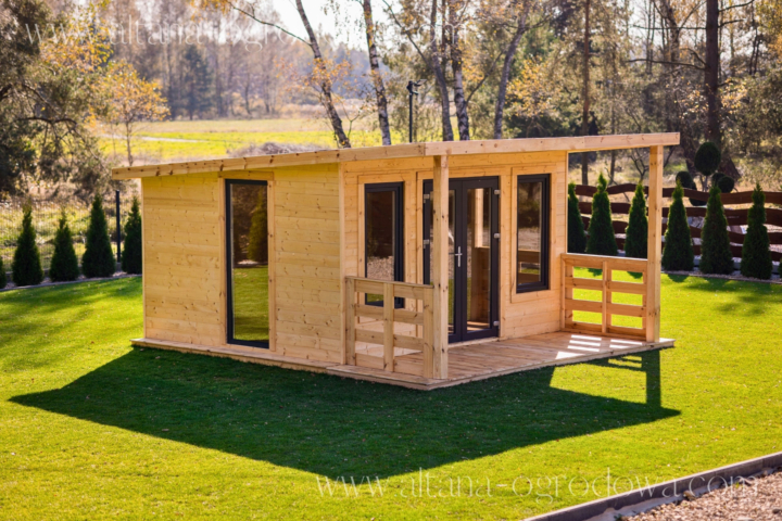 Nowoczesny domek letniskowy z drewna z oknami fix i ciemną stolarką